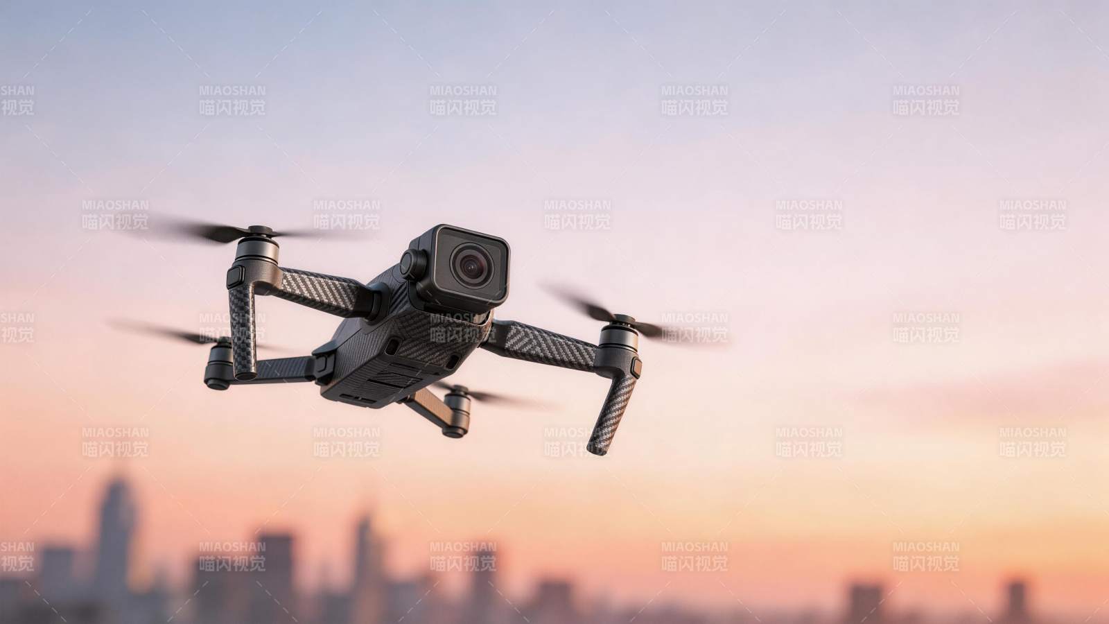 碳纤维无人机携带相机在城市上空飞行图片