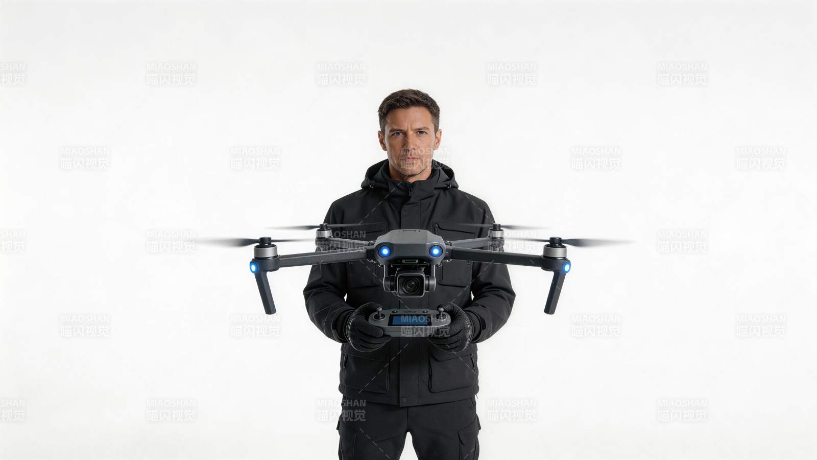 男子手持无人机与遥控器正面展示图片