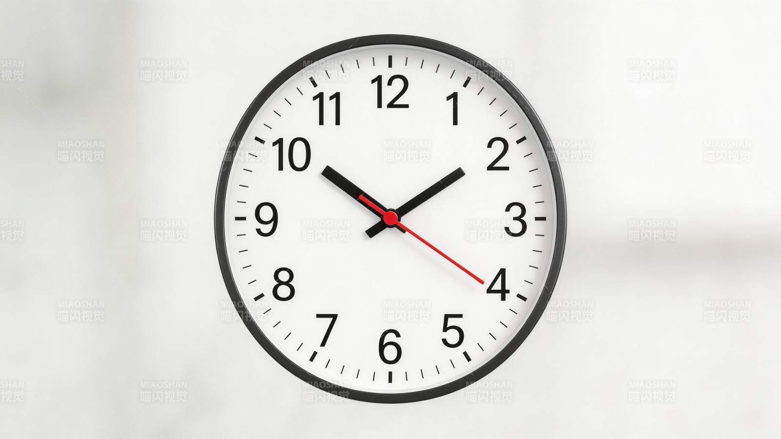 黑色边框白色表盘挂钟显示十点十分图片
