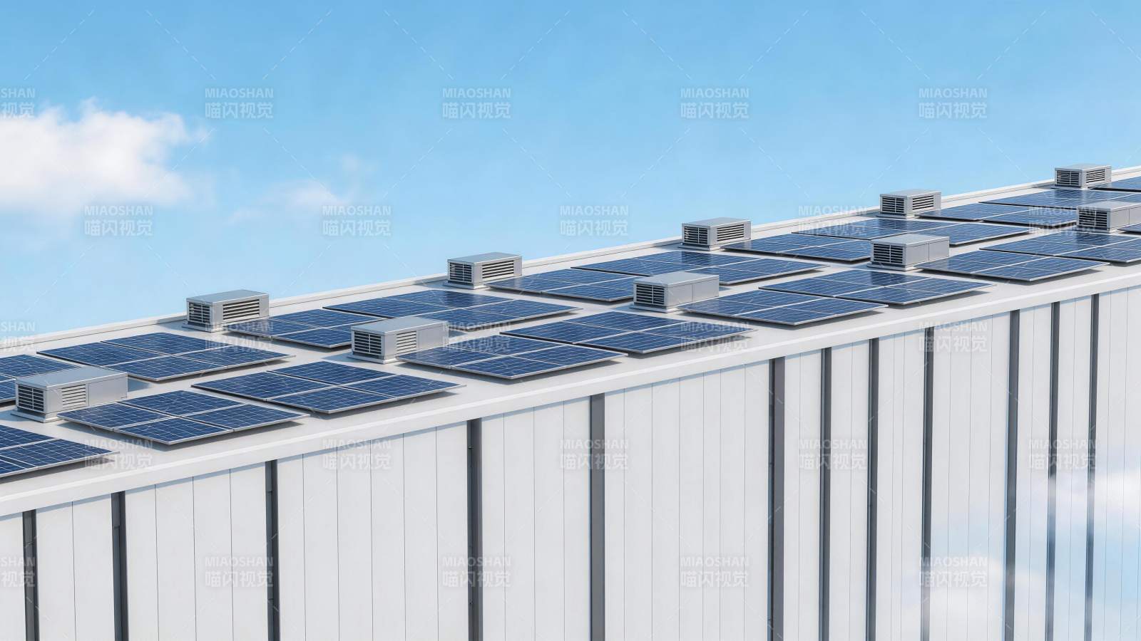 屋顶安装太阳能板与通风设备的工业建筑图片