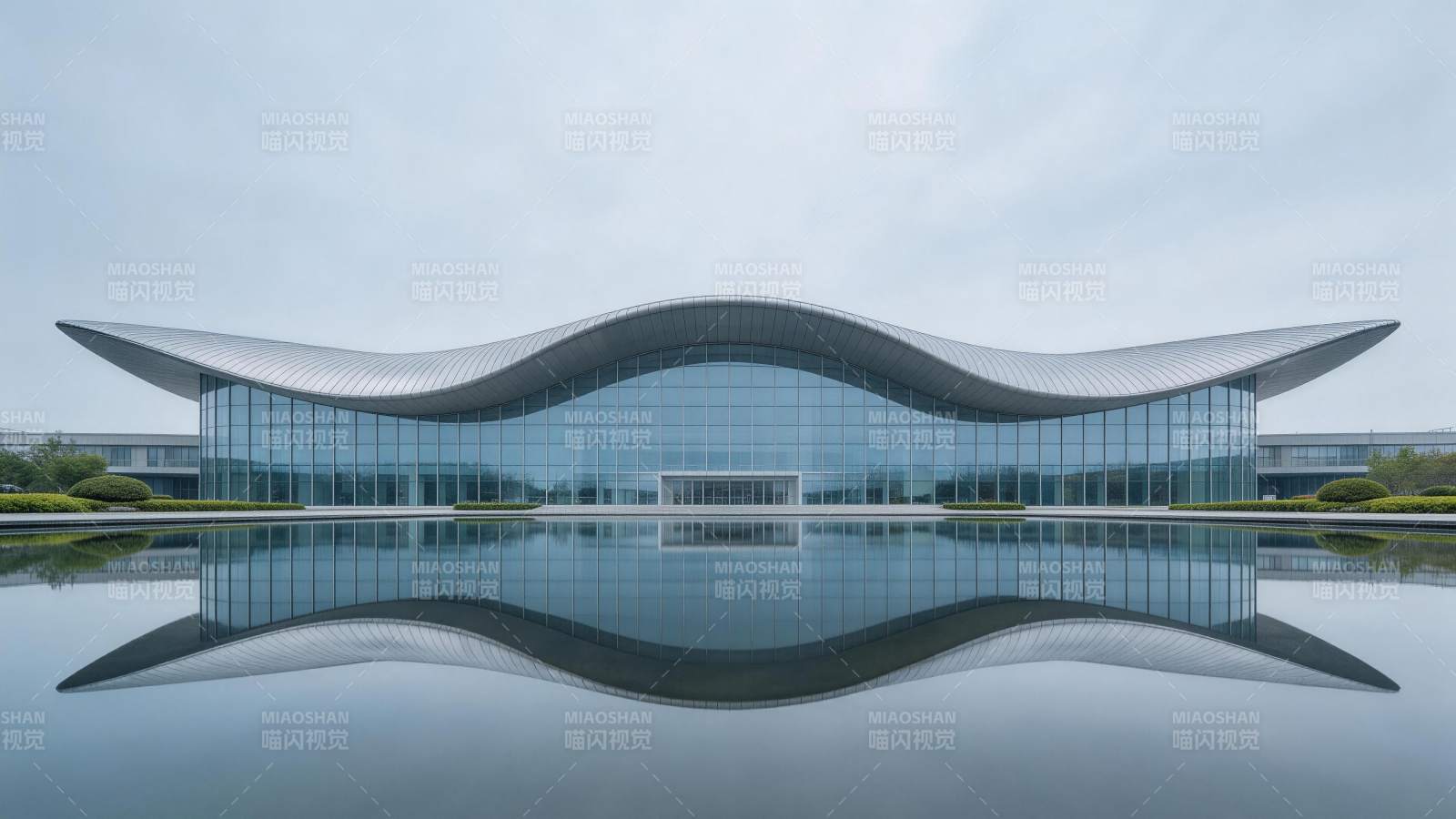 波浪形屋顶现代玻璃建筑倒影水景图片