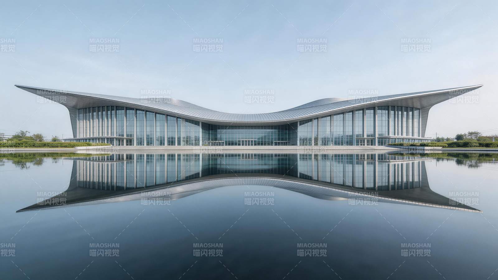 现代流线型建筑倒影于平静水面之上图片