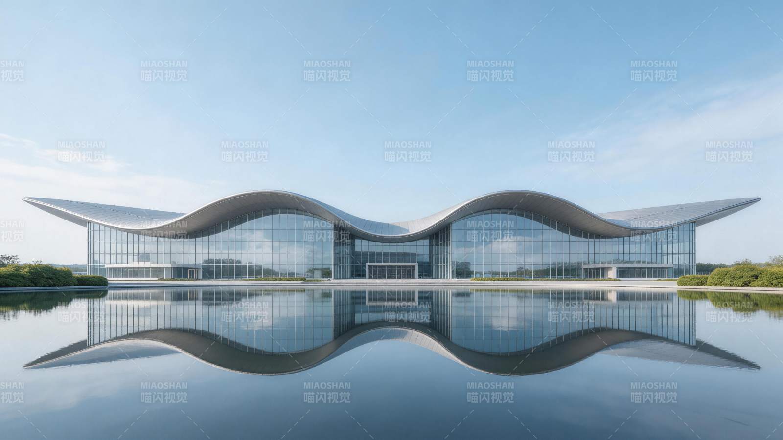 波浪形玻璃幕墙现代建筑倒映水面图片