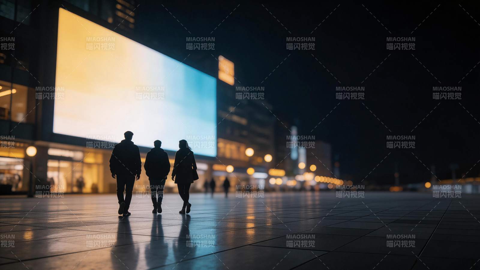 夜晚城市广场三人背影走向巨幕广告屏图片