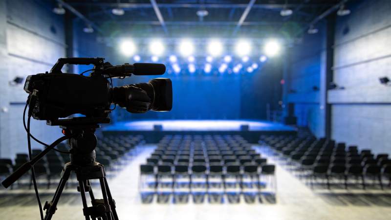 专业摄像机对准空旷舞台与观众席图片