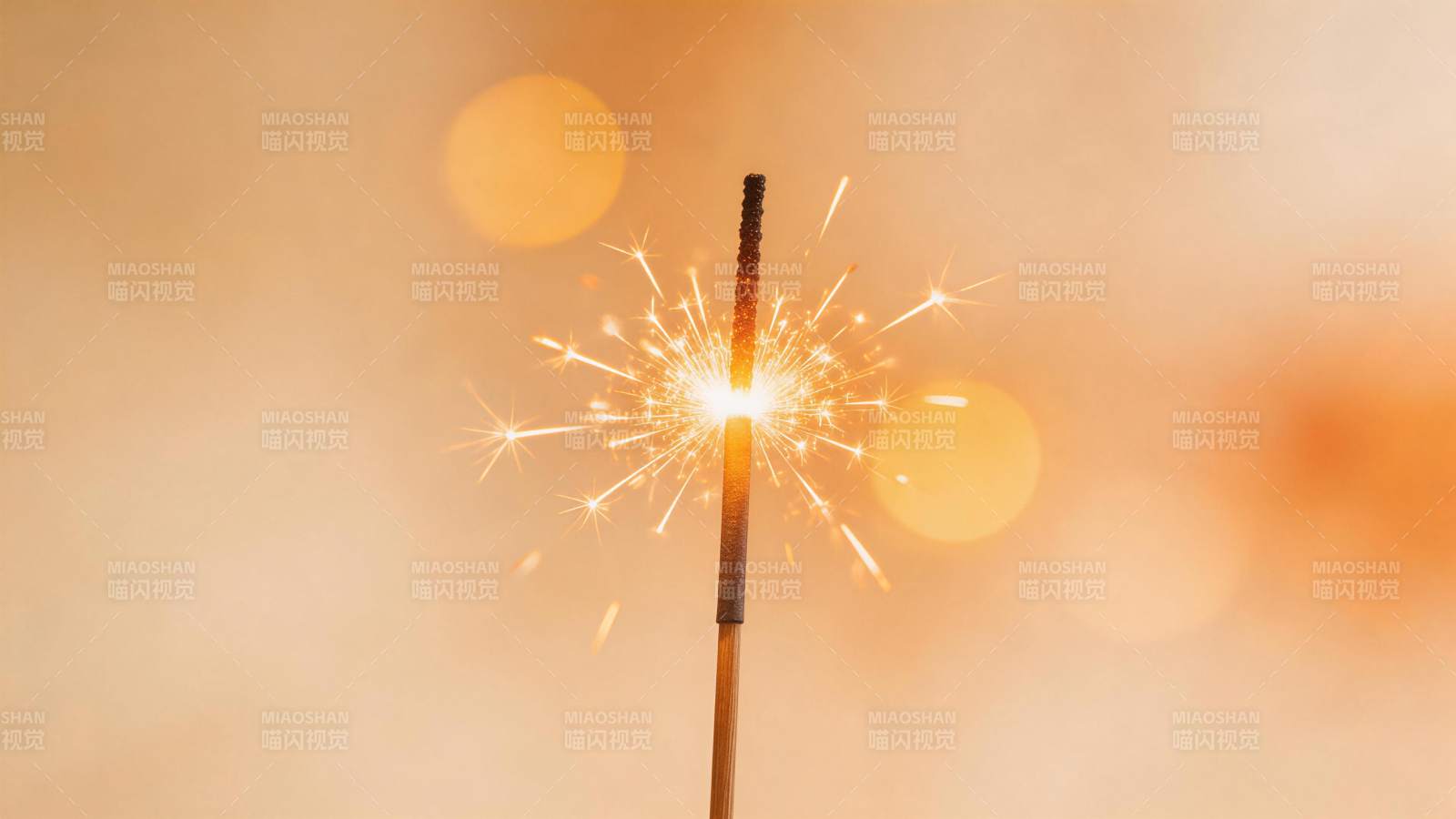 点燃的烟花棒迸发金色火花特写图片