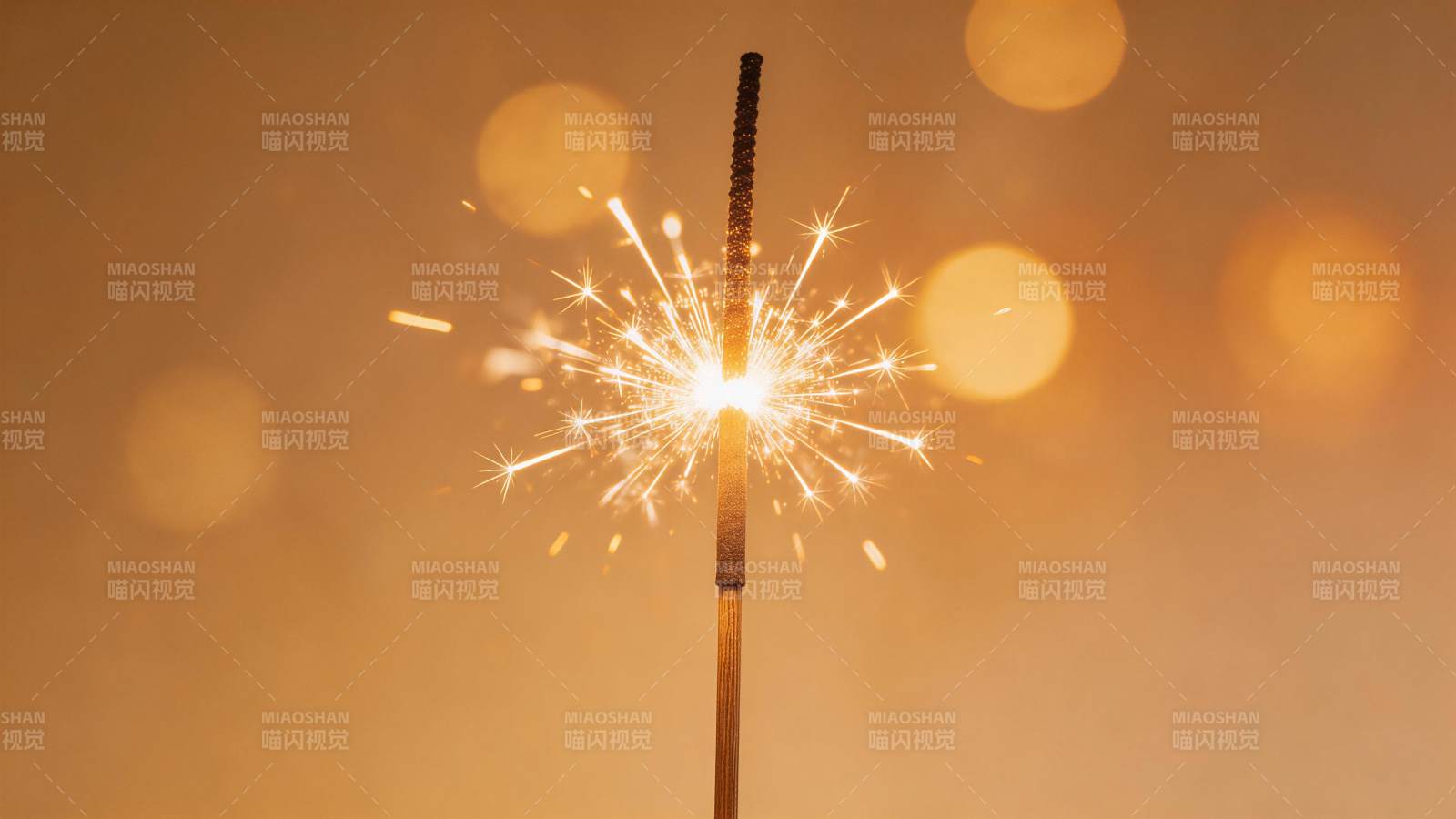 点燃的烟花棒发出明亮火花光芒图片