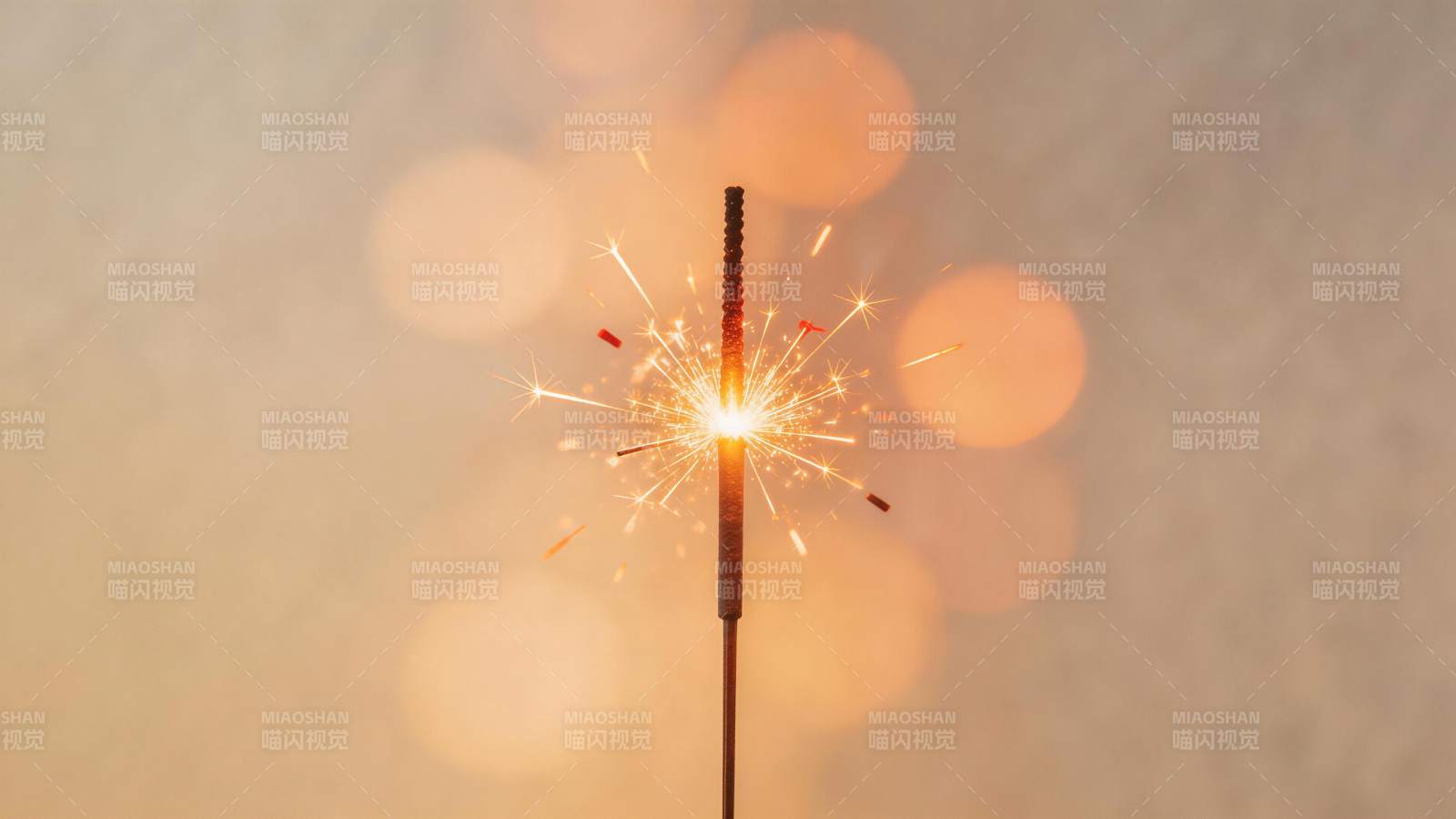 点燃的烟花棒发出明亮火花光芒图片