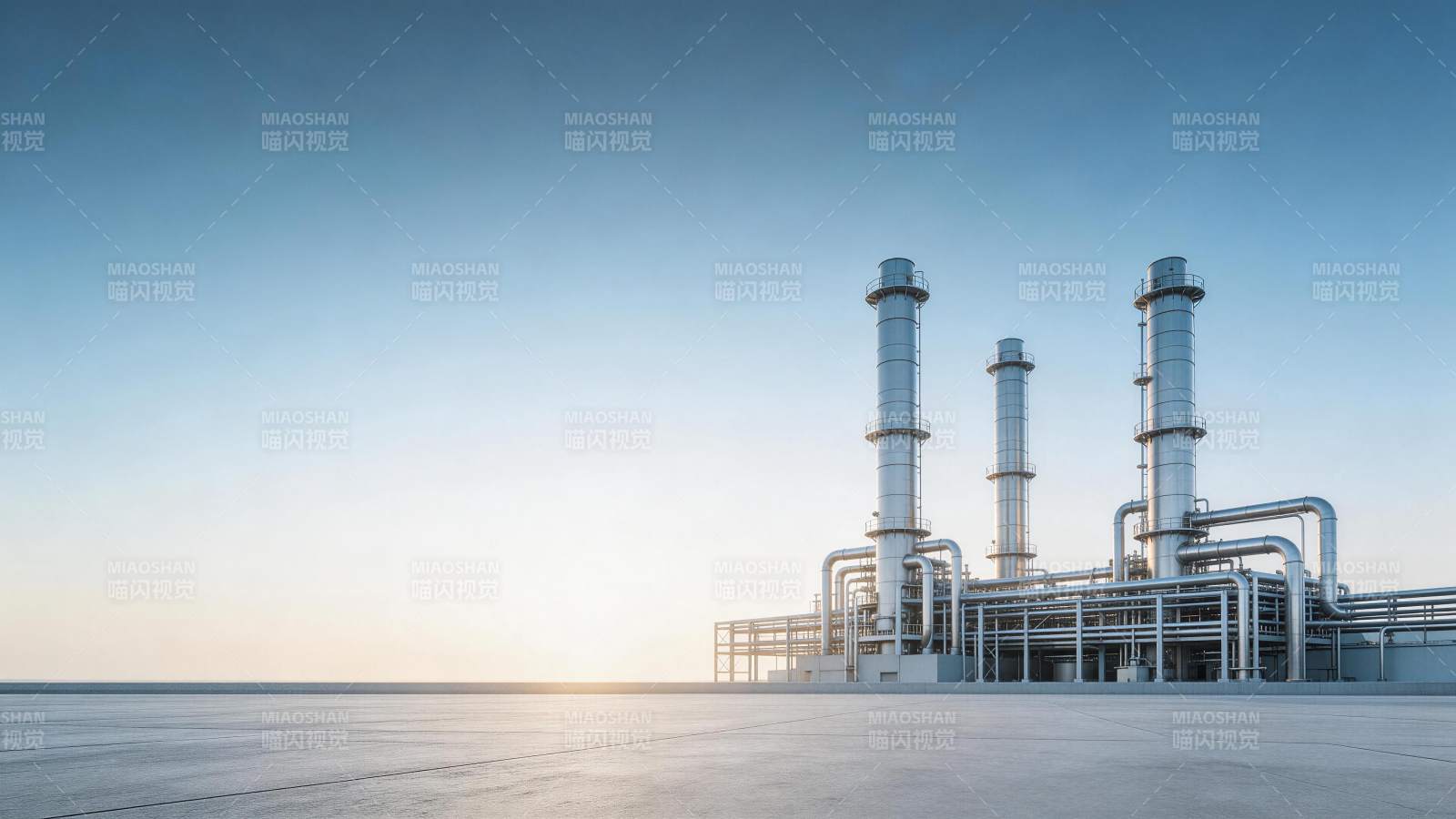 工业厂区高耸烟囱与管道系统全景图片