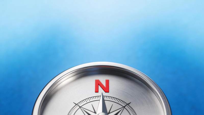 金属指南针特写指向北方红色N标识图片