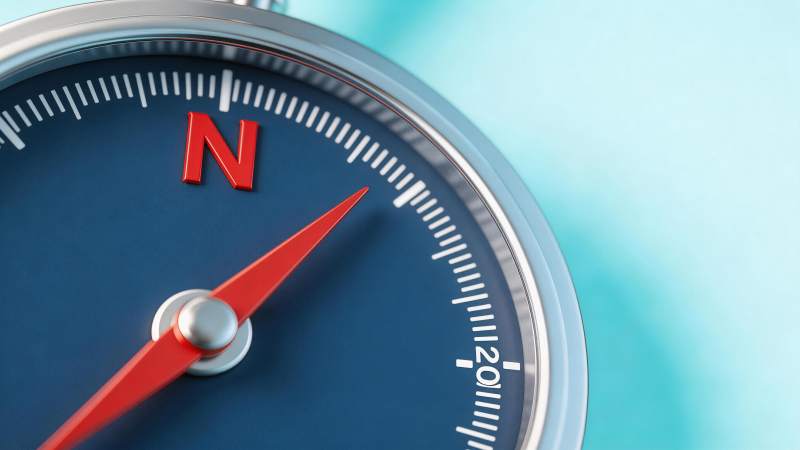 蓝色表盘红色指针指南针特写图片