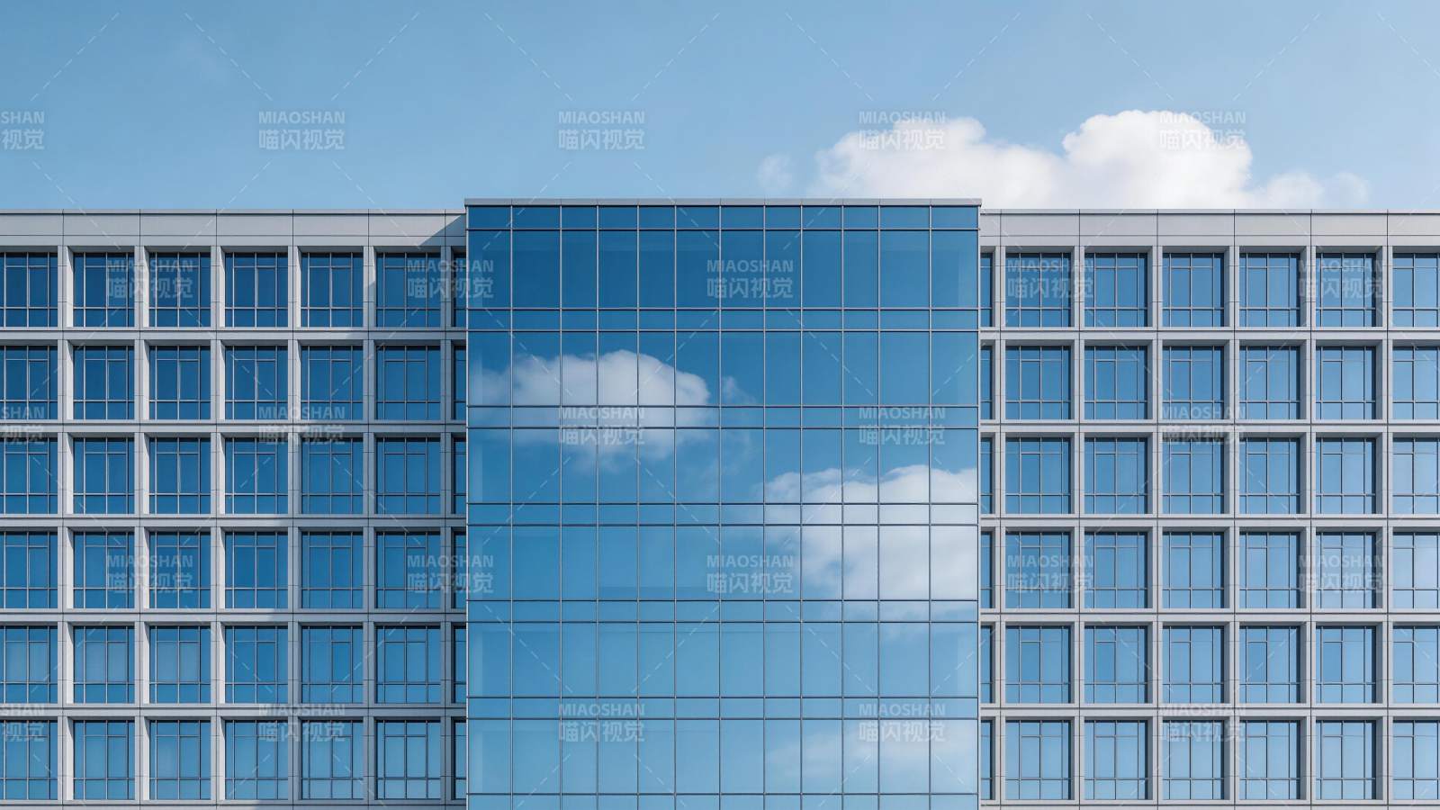 现代玻璃幕墙建筑群与蓝天白云倒影图片