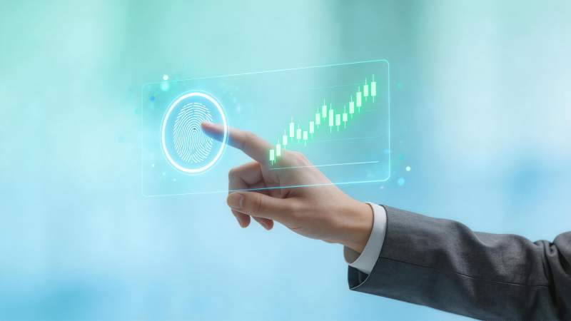 手指触碰全息指纹识别与股票K线图界面图片