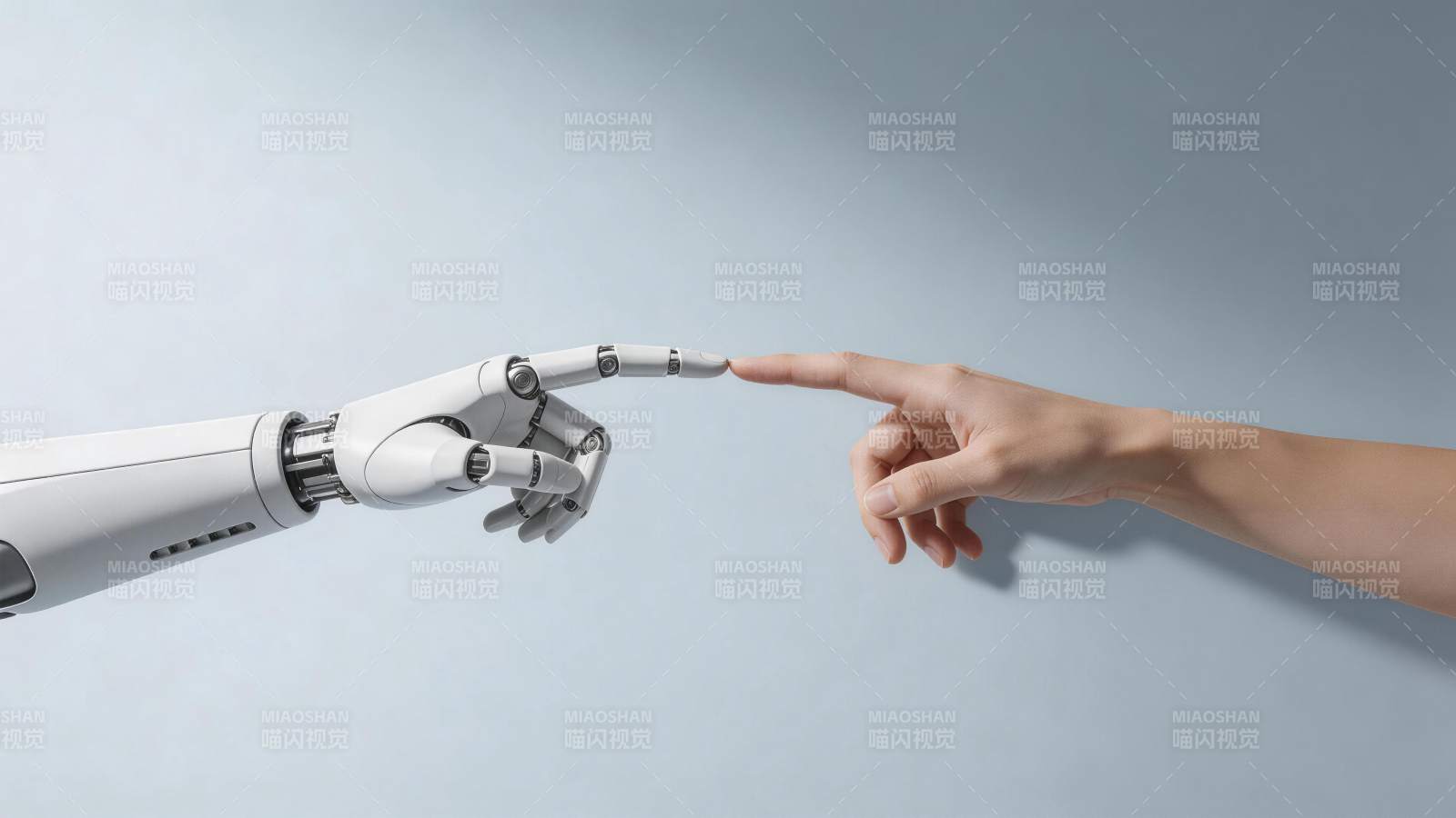 机械手臂与人类手指即将触碰的瞬间图片