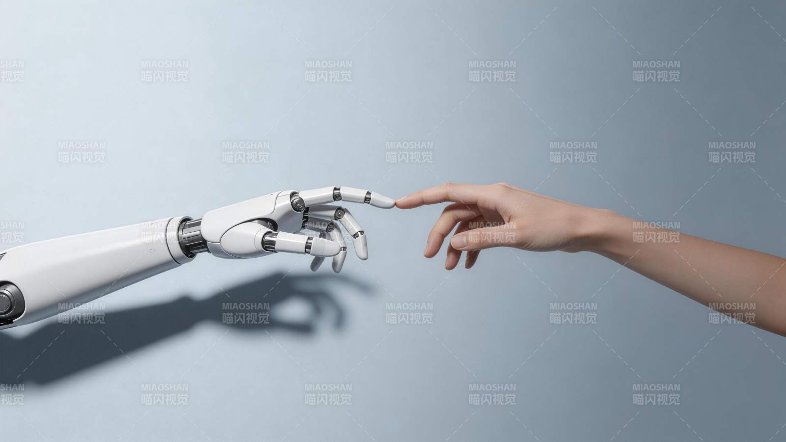 机械手臂与人类手指即将触碰的瞬间图片