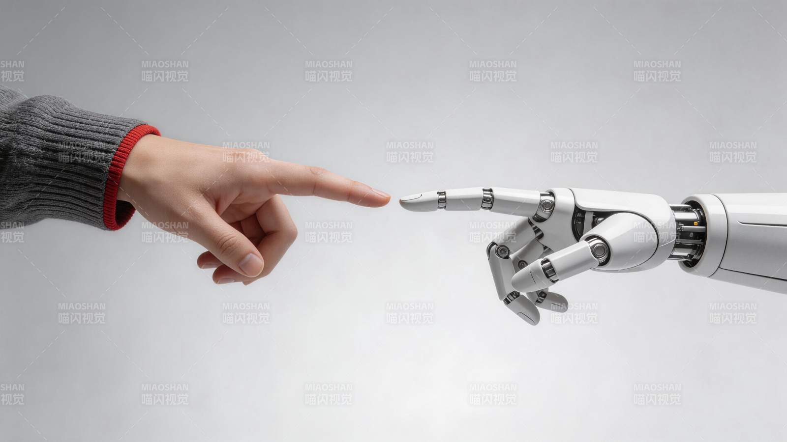 人类手指与机械手臂指尖即将触碰的瞬间图片