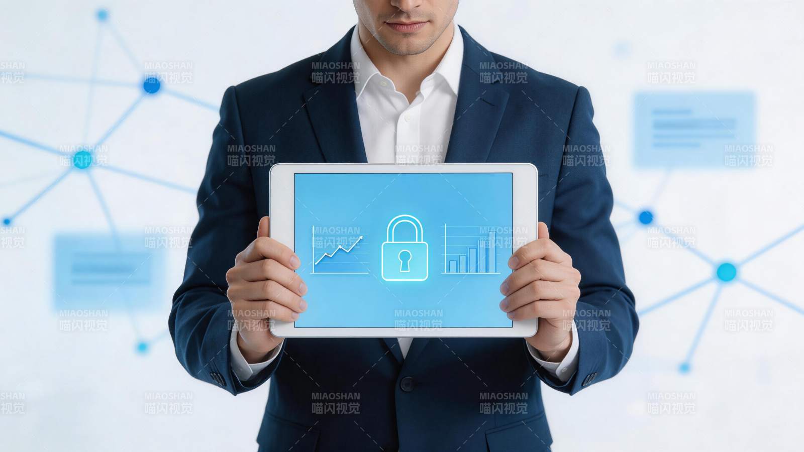 商务人士手持平板展示网络安全图表图片