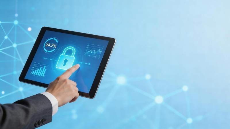 手指触控平板显示安全锁与数据图表界面图片