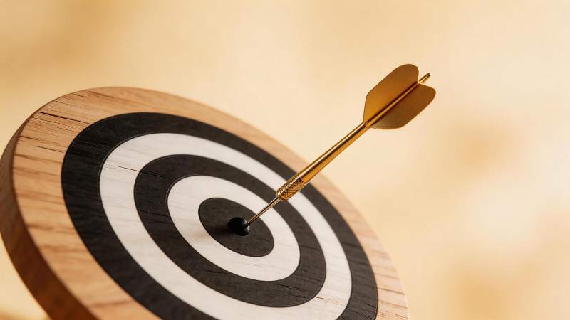 金色飞镖精准命中靶心木质靶盘图片