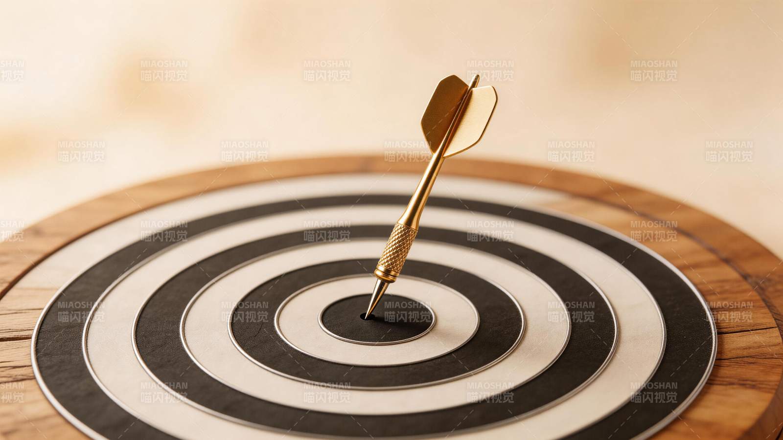 金色飞镖精准命中靶心圆形靶盘图片
