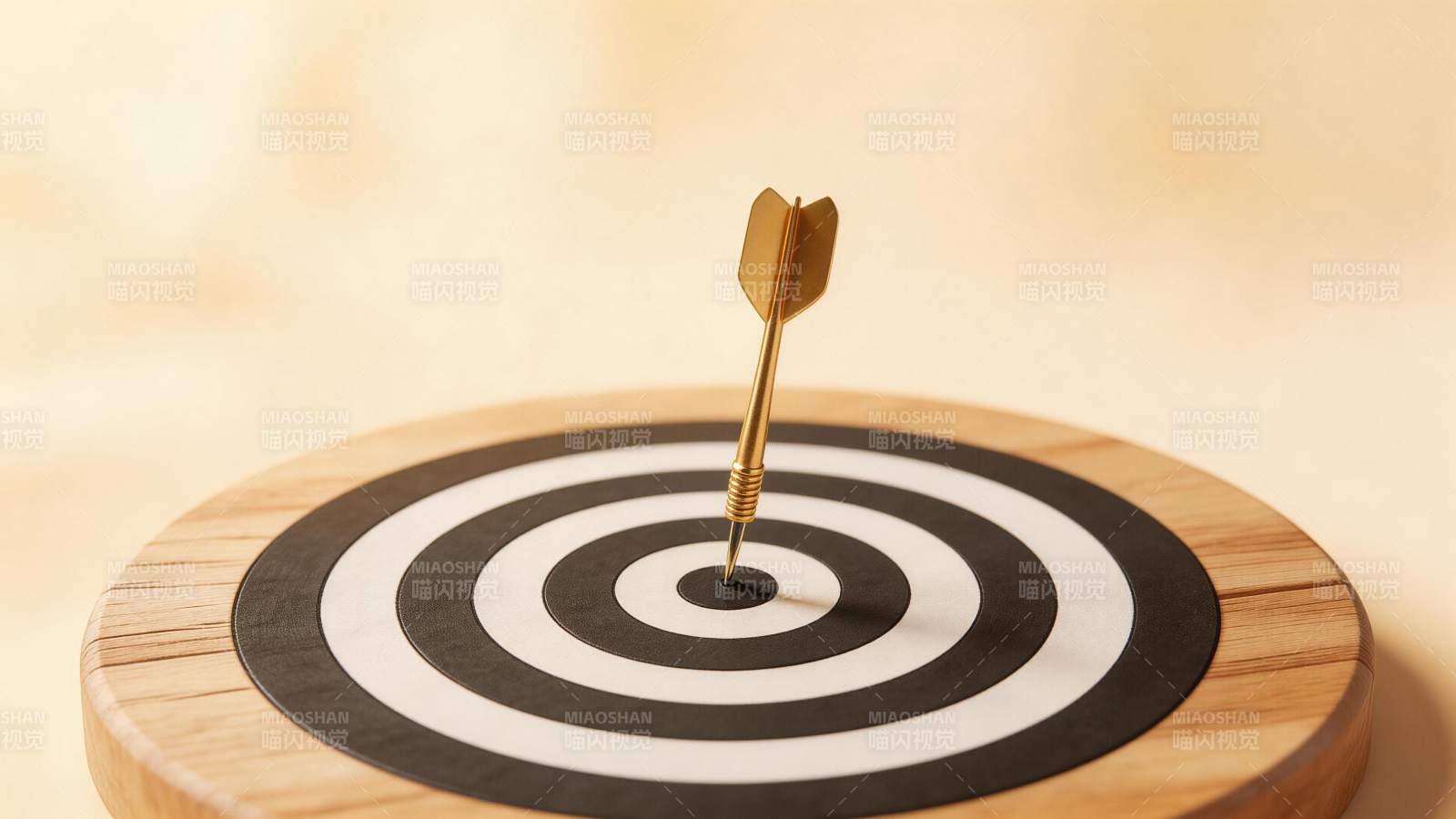 金色飞镖精准命中靶心圆形靶盘图片