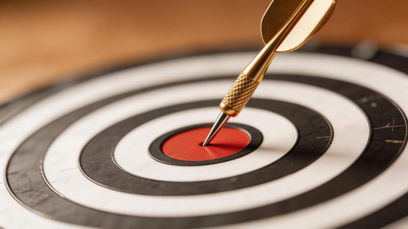 金色飞镖精准命中靶心红色圆点图片