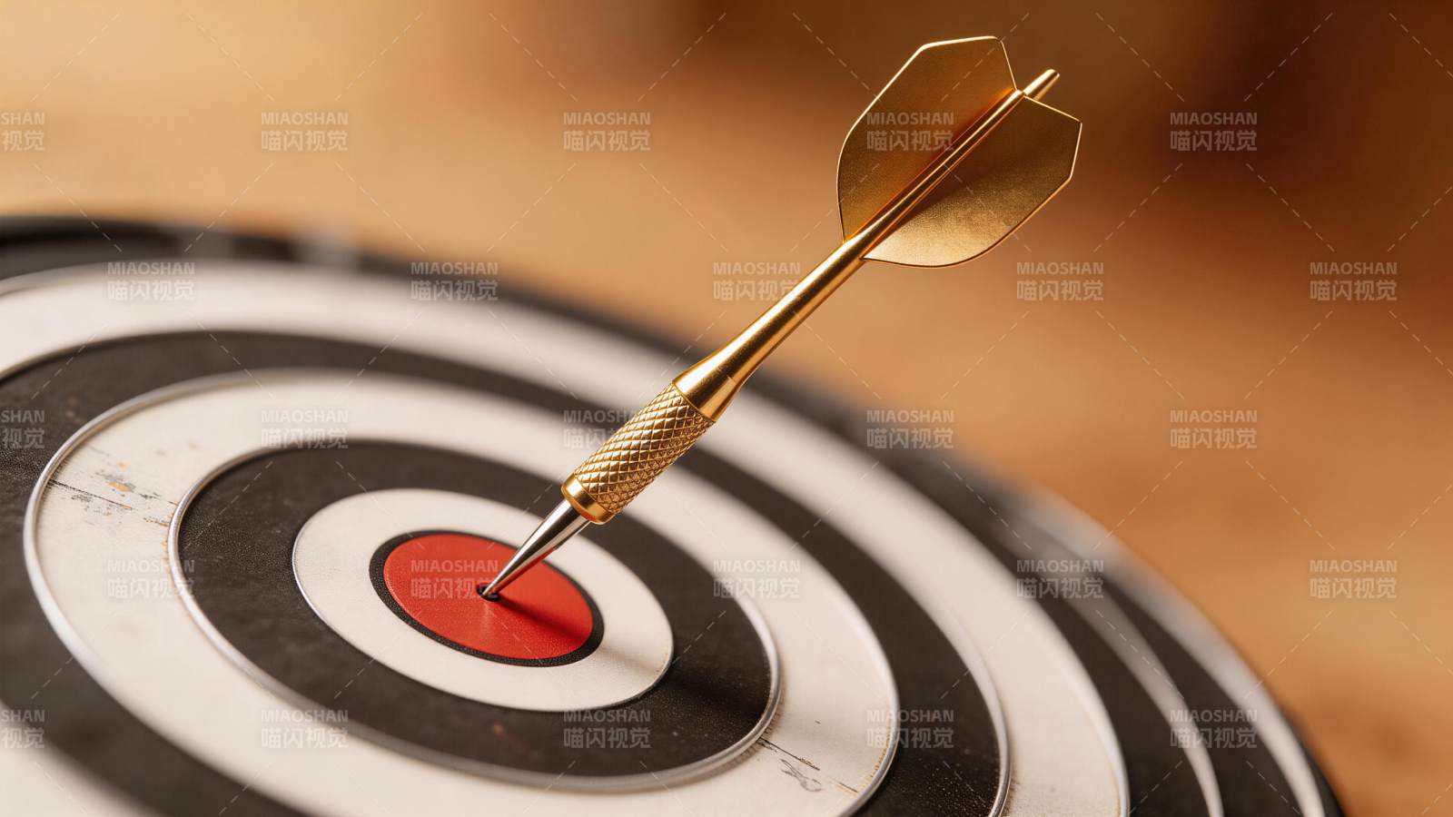 金色飞镖精准命中靶心红圈中心位置图片