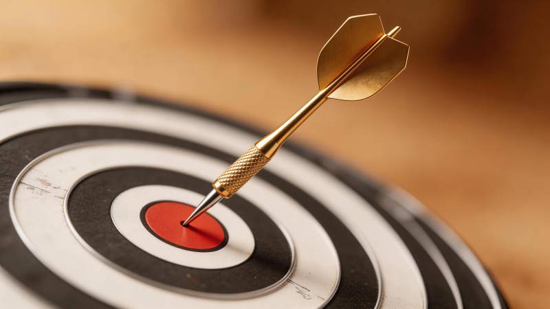 金色飞镖精准命中靶心红圈中心位置图片