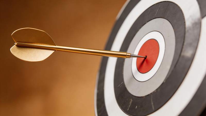 金色箭矢精准命中靶心红圈中心位置图片