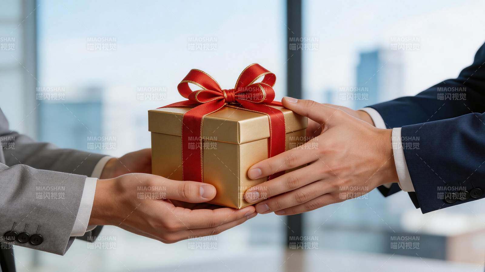 两人交接金色礼盒红色蝴蝶结礼物图片