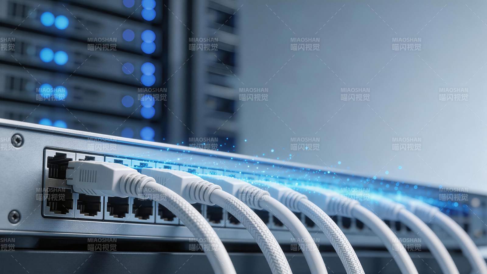 服务器机柜前连接多根网线的交换机设备图片