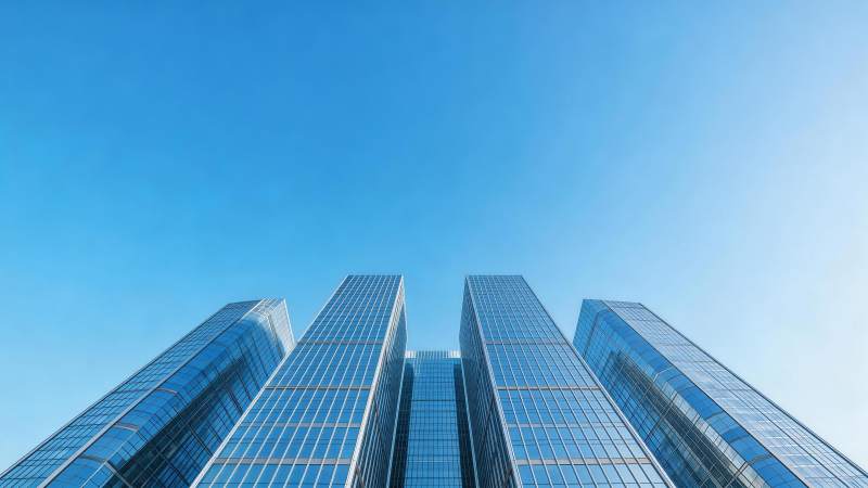 仰视视角下的四座玻璃幕墙摩天大楼图片