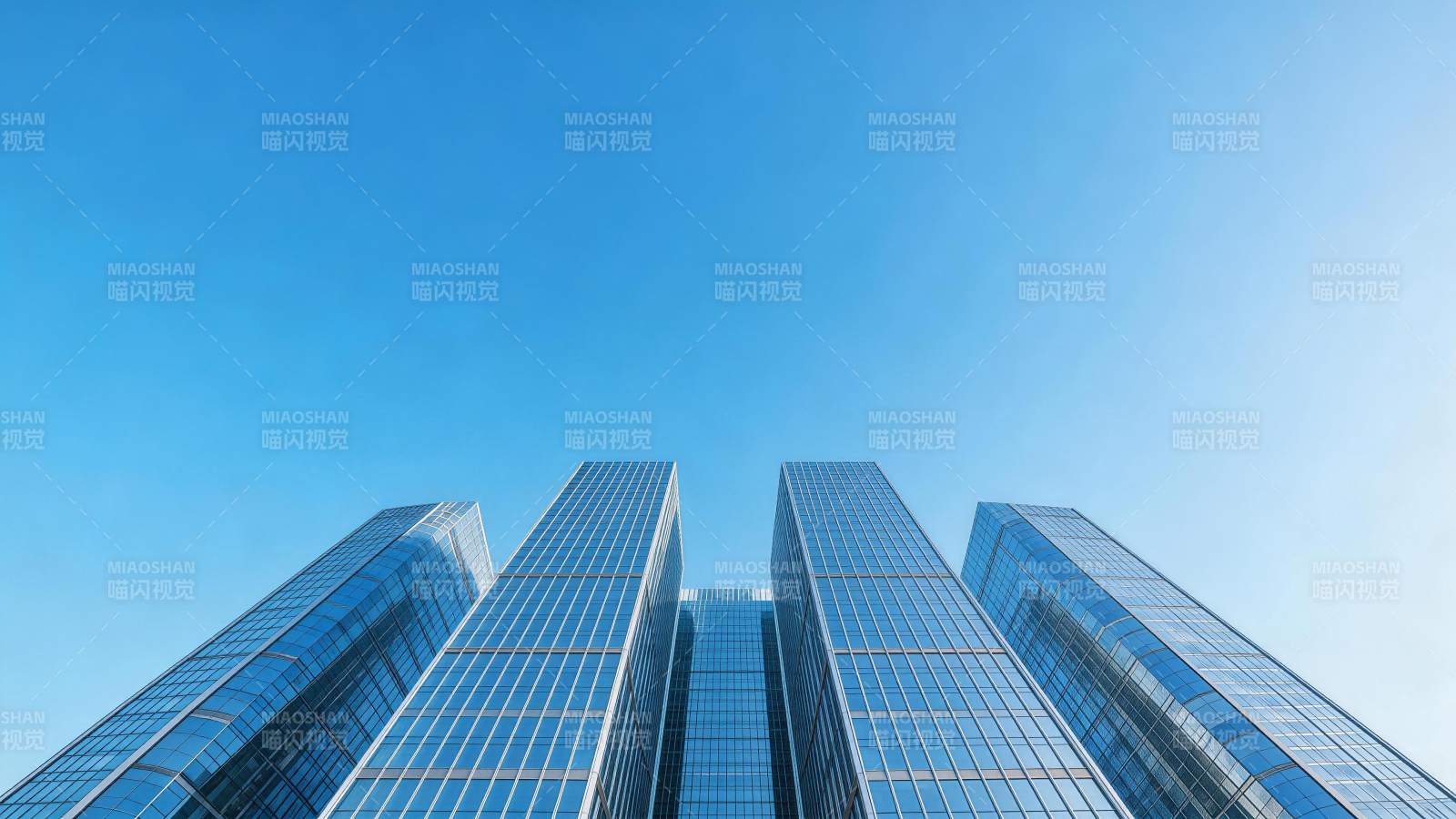 仰视视角下的四座玻璃幕墙摩天大楼图片