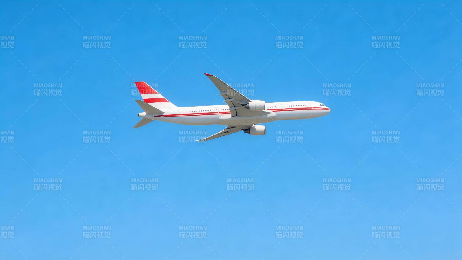 白色客机红尾翼蓝天飞行中图片