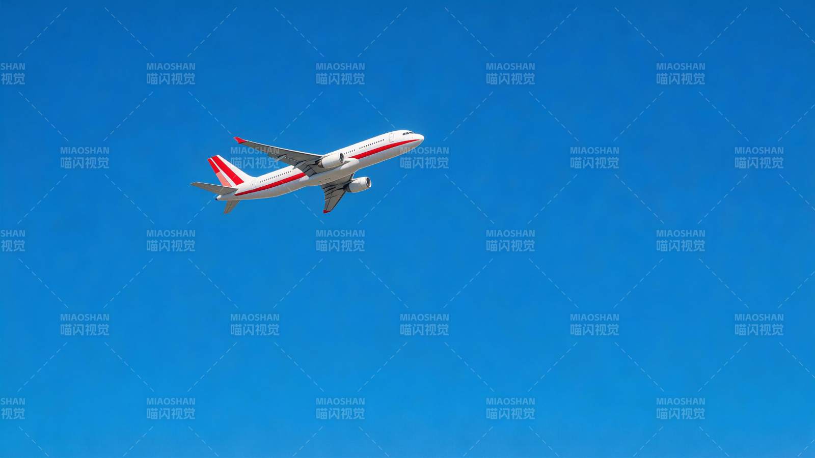 红白涂装客机在蔚蓝天空中飞行图片