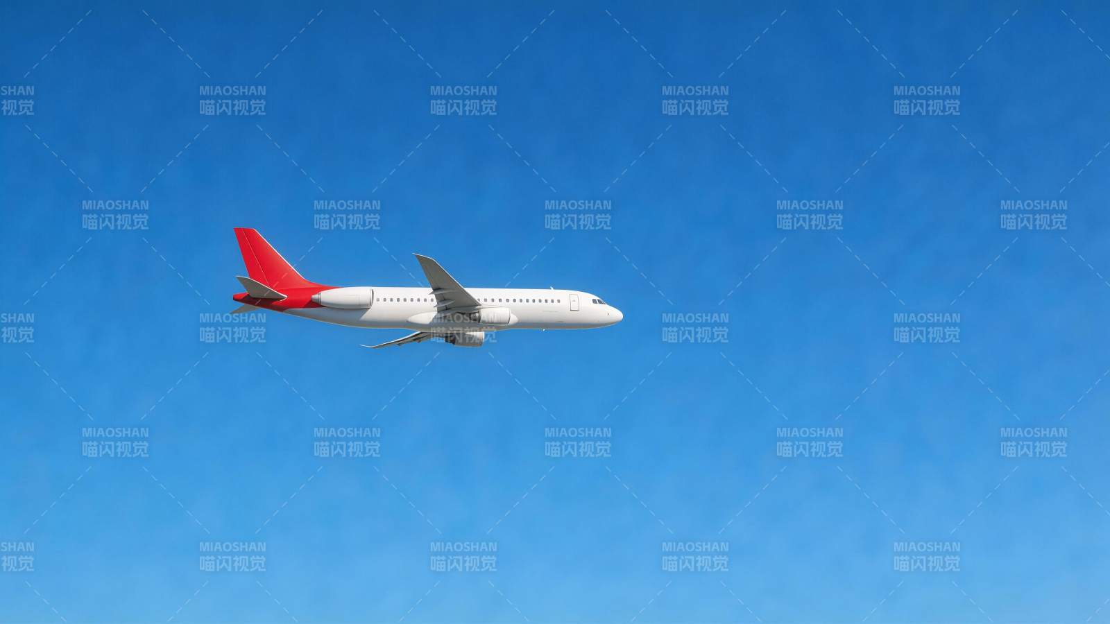 白色客机红尾翼蓝天飞行中图片