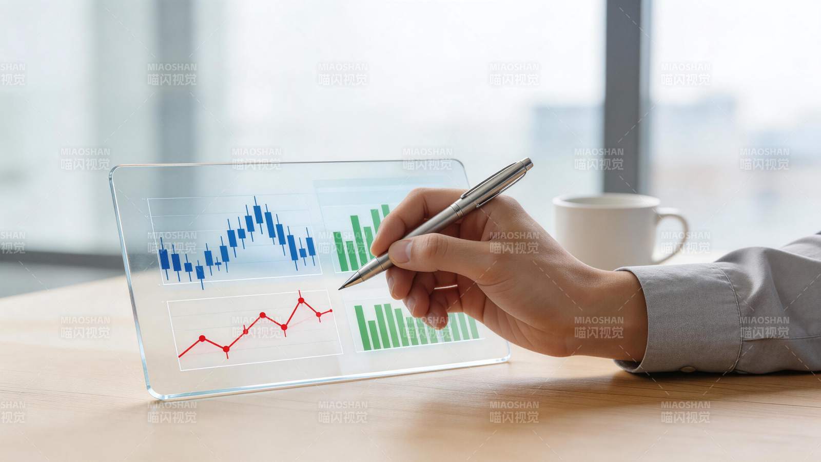 手持钢笔指向透明屏幕上的数据图表图片