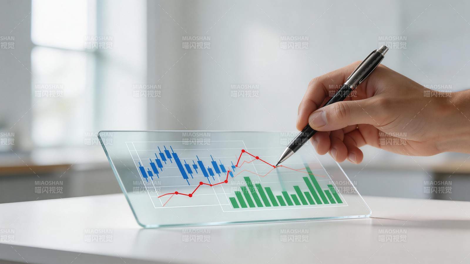 手持钢笔指向透明屏上的金融数据图表图片