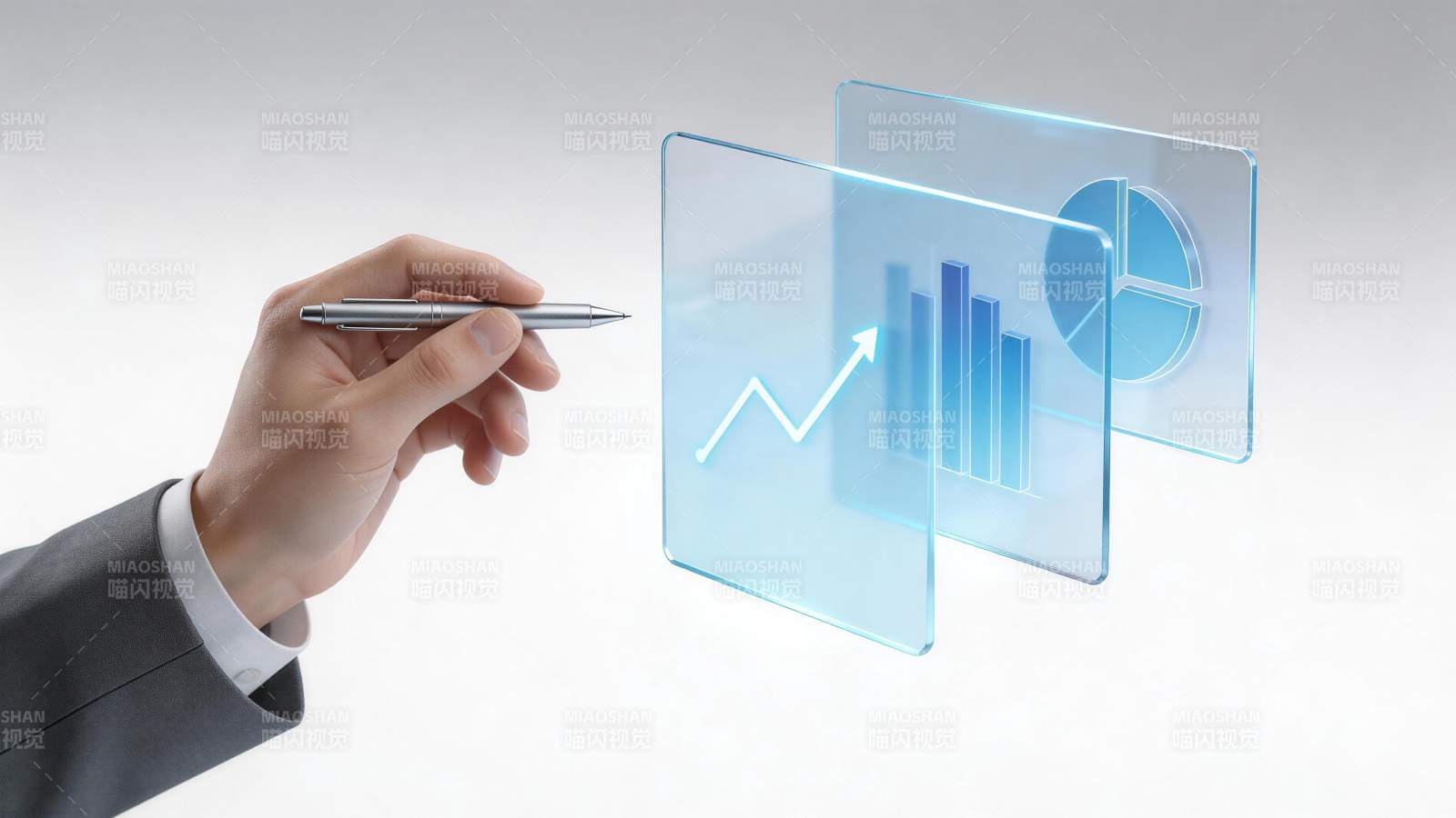手持钢笔指向透明屏幕上的数据图表图片