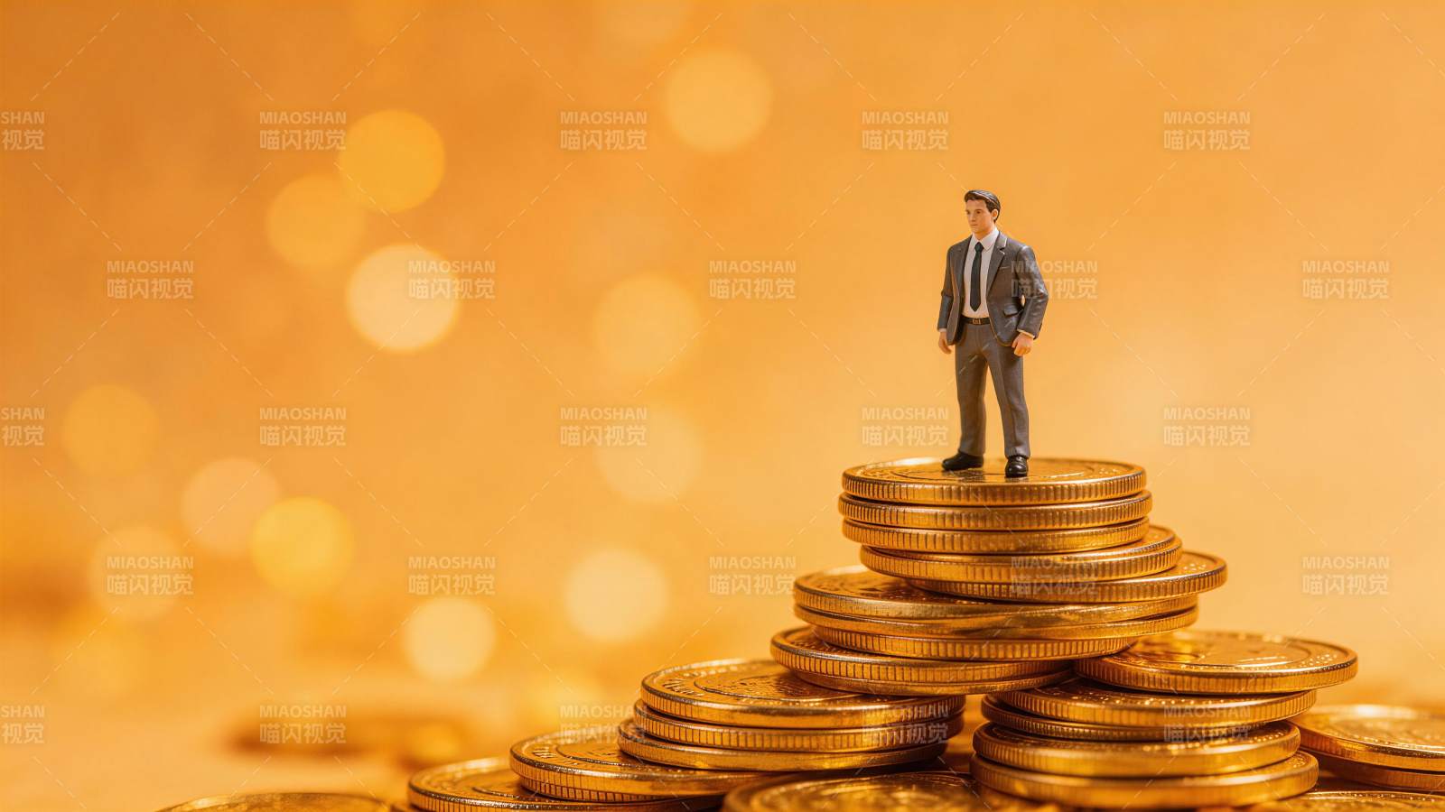 微型商人模型站立在金币堆顶端图片