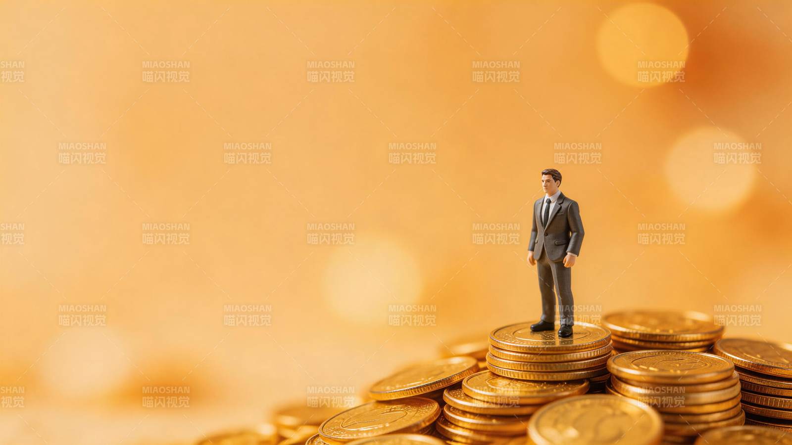 微型商人模型站立在金币堆上象征财富积累图片