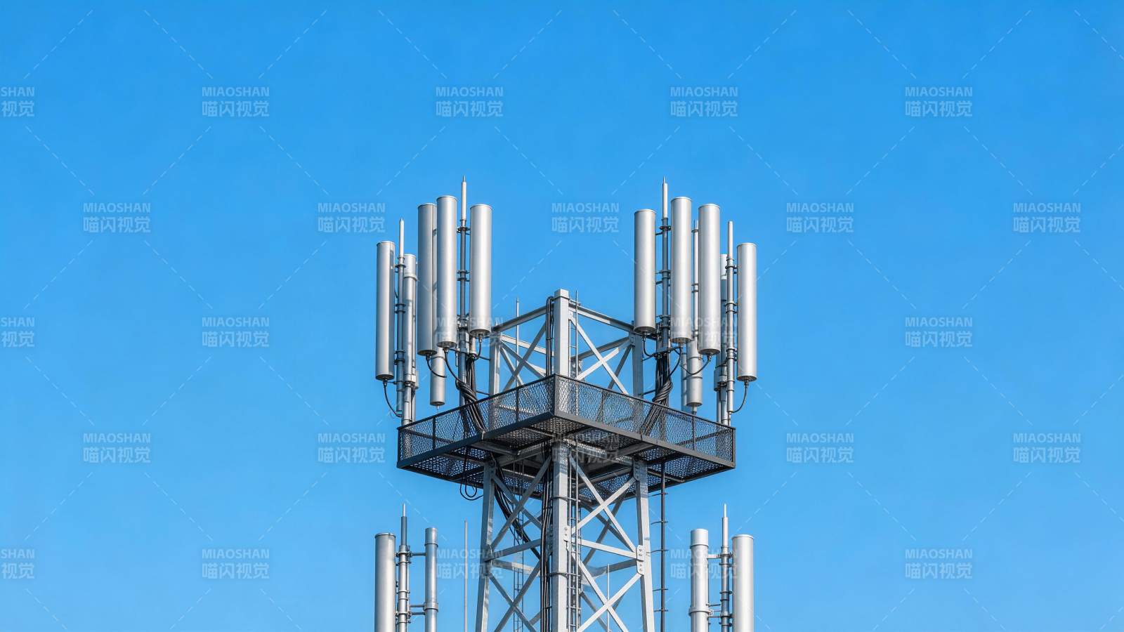 通信基站天线阵列在晴朗蓝天背景下图片