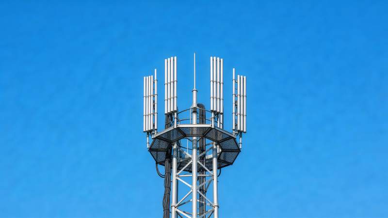 通信基站天线阵列在蓝天背景下的特写图片