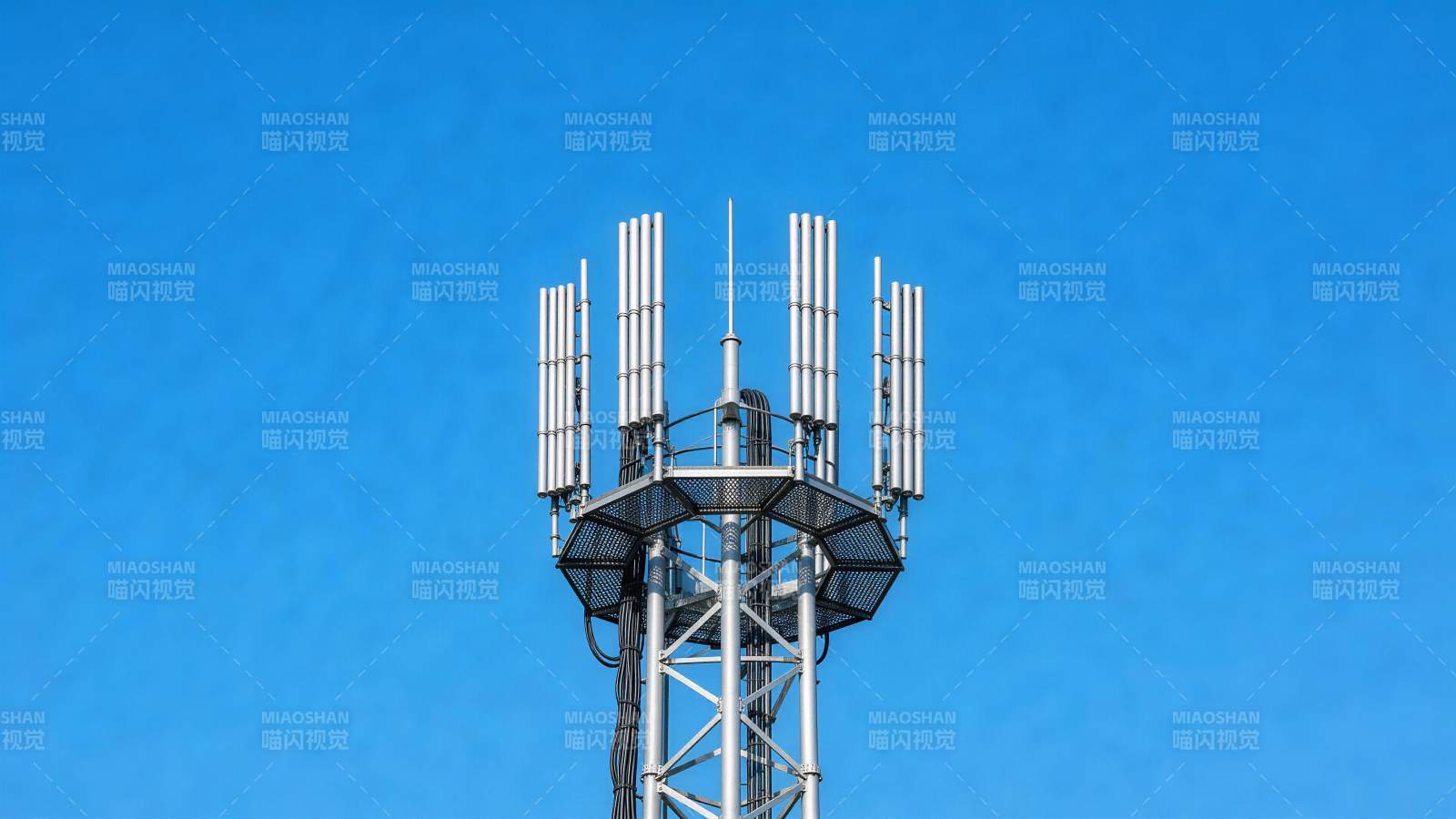 通信基站天线阵列在蓝天背景下的特写图片