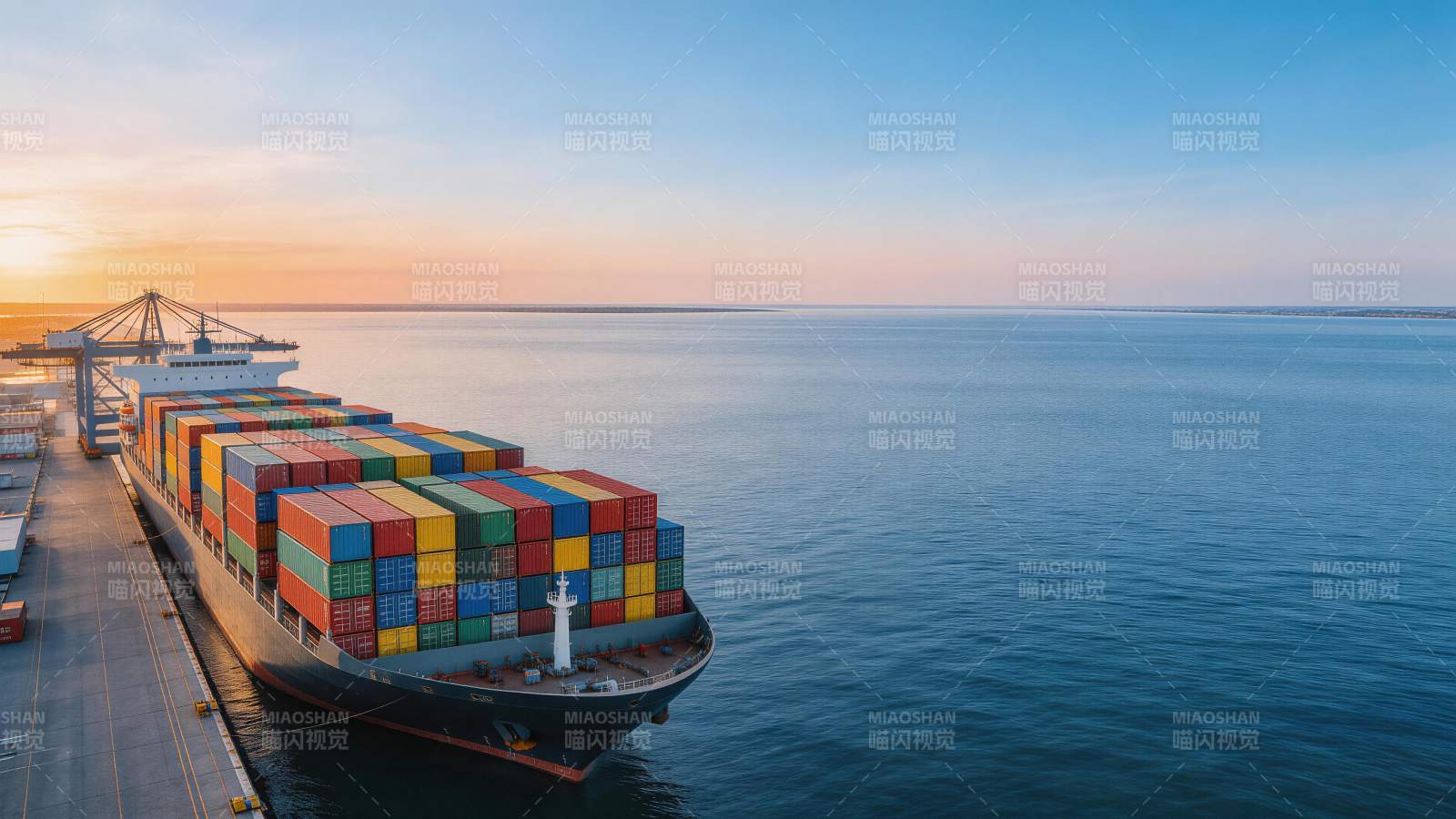 集装箱货轮停靠码头装卸作业场景图片