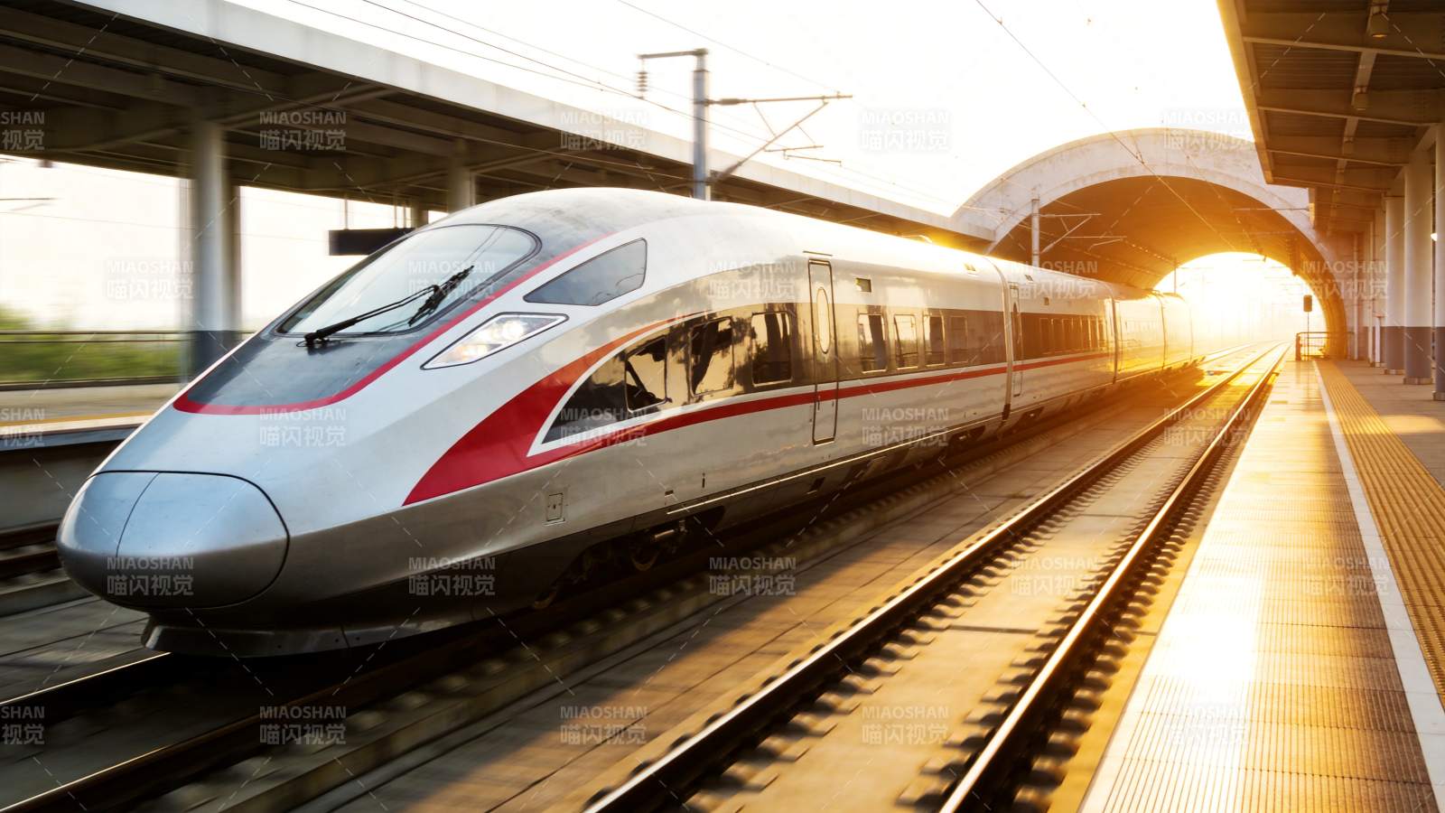 高速列车驶入车站站台阳光照射场景图片