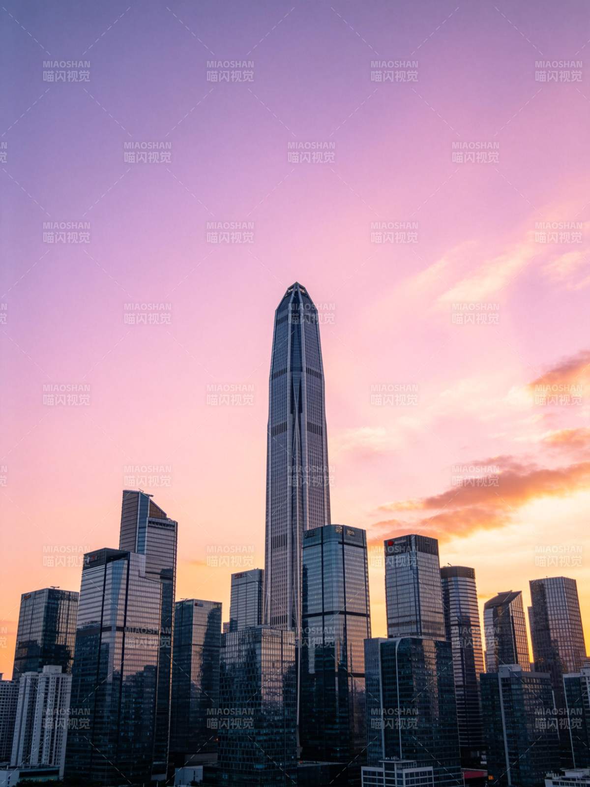 城市高楼群在粉紫晚霞映衬下的剪影景象图片