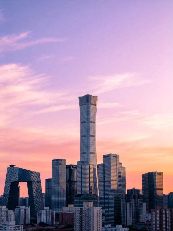 城市天际线高楼林立夕阳映照图片