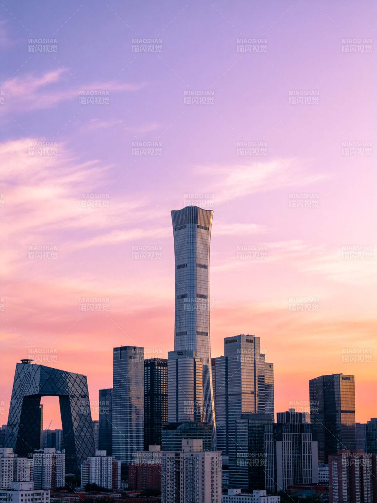 城市天际线高楼林立夕阳映照图片