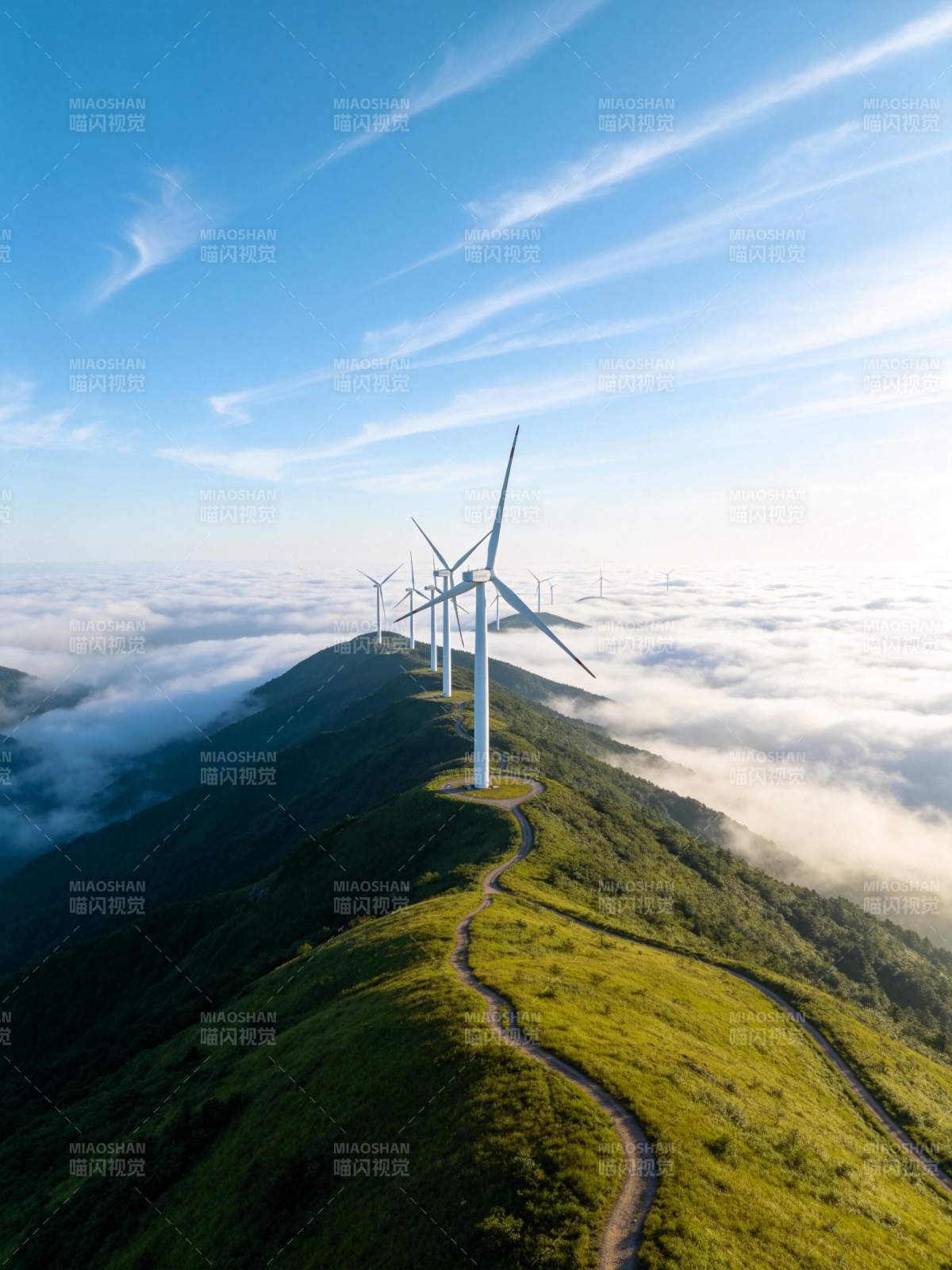 山脊风力发电机群矗立云海之上图片